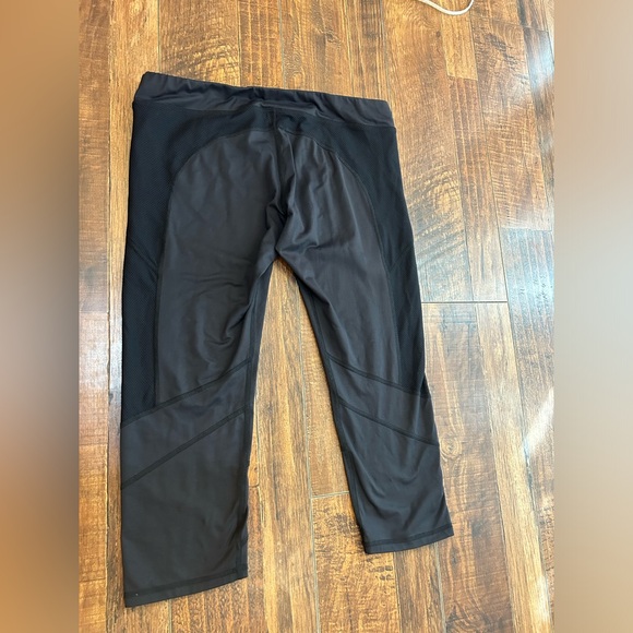 Lija Capri Athletic Leggings Size Large. - Picture 9 of 9